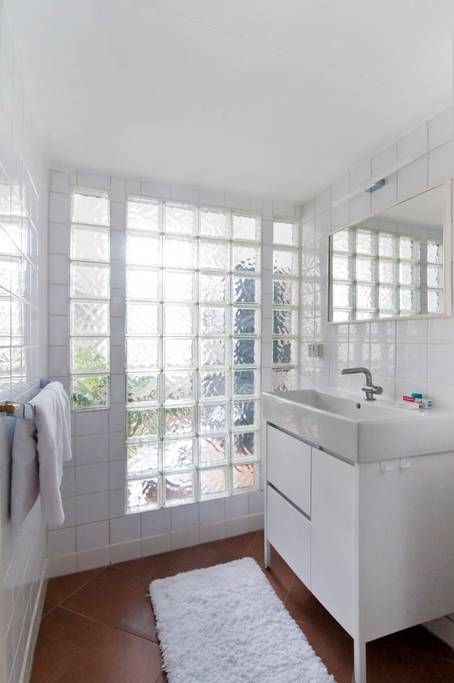 Bright & Central Vienna Airbnb Apartment: Bathroom
