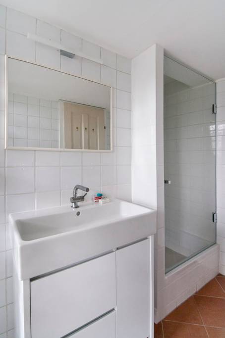 Bright & Central Vienna Airbnb Apartment: Bathroom